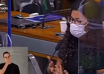 Intérprete de libras se emociona e chora durante depoimento de órfã da Covid-19 na CPI da Pandemia