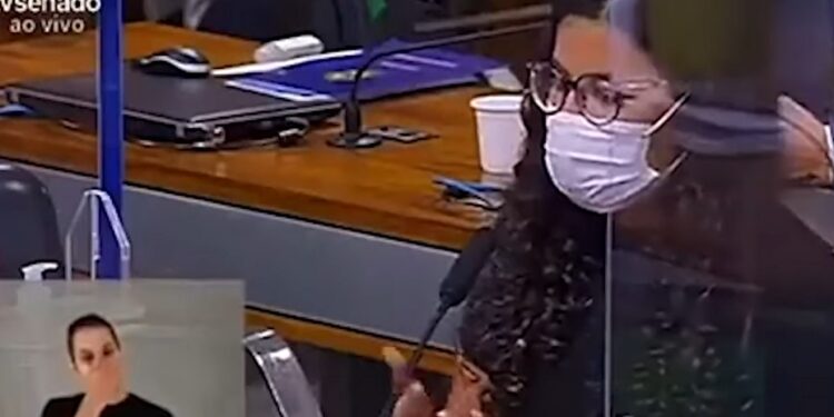 Intérprete de libras se emociona e chora durante depoimento de órfã da Covid-19 na CPI da Pandemia