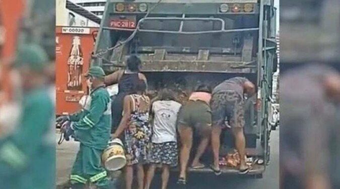 VÍDEO: moradores em situação de fome procura comida em caminhão de lixo