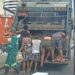 VÍDEO: moradores em situação de fome procura comida em caminhão de lixo