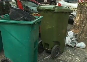 Mãe é presa após arrancar cordão umbilical, matar filho recém-nascido e jogar corpo no lixo