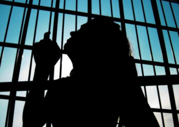 Filho tranca mãe dentro de casa para evitar que ela usasse drogas