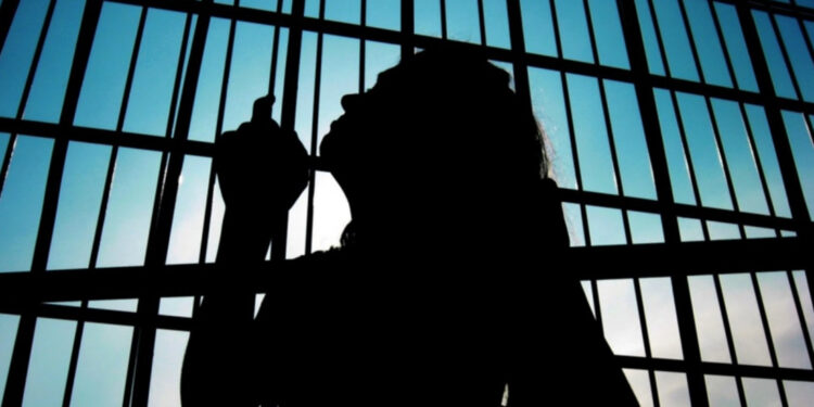 Filho tranca mãe dentro de casa para evitar que ela usasse drogas