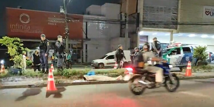 Suspeito de assaltar coletivo é morto em ação criminosa por ‘justiceiro’ e comparsa fica ferido