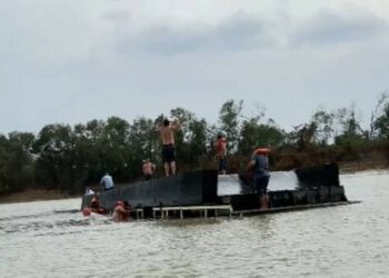 VÍDEO: Barco-hotel naufraga durante e deixa turistas desaparecidos no rio