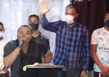 Vídeo: Pastora ‘perde a cabeça’ em culto e diz que ‘o pastor tá com3ndo as meninas, mas continua sendo seu marido’