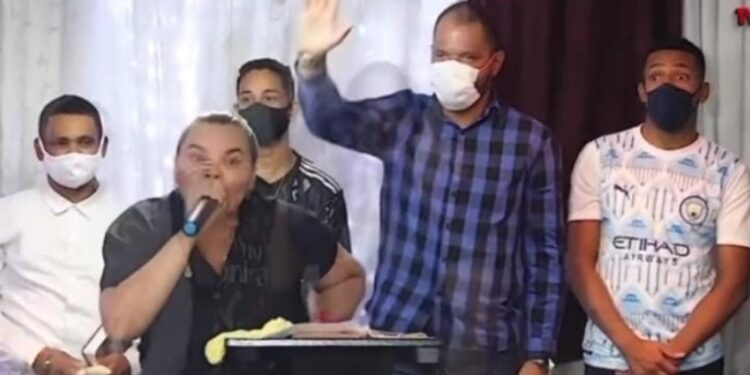 Vídeo: Pastora ‘perde a cabeça’ em culto e diz que ‘o pastor tá com3ndo as meninas, mas continua sendo seu marido’