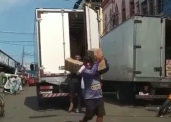 VÍDEO: Criminosos são flagrados furtando caminhão no meio do trânsito, em Manaus