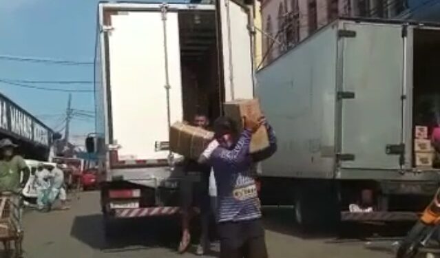VÍDEO: Criminosos são flagrados furtando caminhão no meio do trânsito, em Manaus