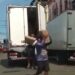 VÍDEO: Criminosos são flagrados furtando caminhão no meio do trânsito, em Manaus