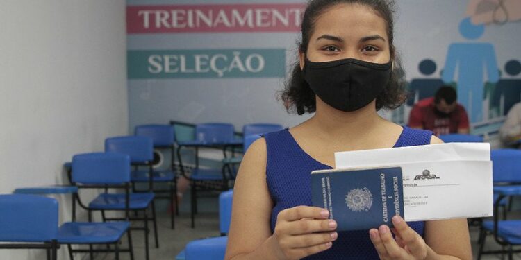 Mais de 120 vagas de emprego estão em aberto para esta segunda-feira (25)