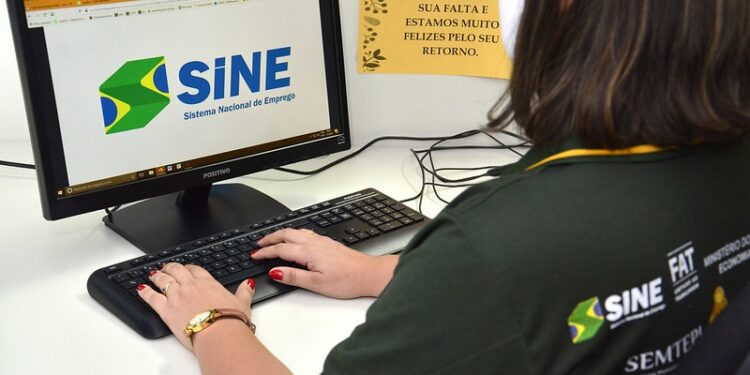 Mais de 100 vagas de emprego são ofertadas pelo Sine Manaus