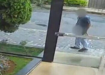 Homem se masturba para trabalhadora em frente a prédio onde ela trabalha e deixa mulher em pânico