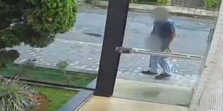 Homem se masturba para trabalhadora em frente a prédio onde ela trabalha e deixa mulher em pânico