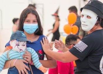 Vacina ou travessuras? Agentes de saúde apostam na irreverência para chamar atenção para vacinação