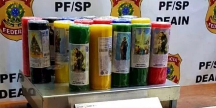 Mulher é presa tentando embarcar com cocaína escondida em velas religiosas