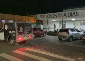 Compensa: Mãe é baleada ao tentar salvar filho de atiradores; ele morreu na hora