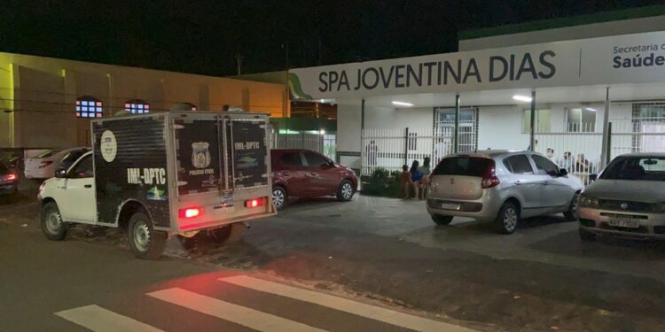 Compensa: Mãe é baleada ao tentar salvar filho de atiradores; ele morreu na hora