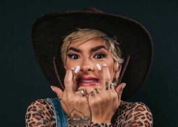 Ex-A Fazenda, Lary Bottino testa positivo para Covid-19 e em seguida cai na balada com amigas