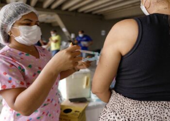 Brasil registra a menor média de mortes por Covid-19 dos últimos 18 meses