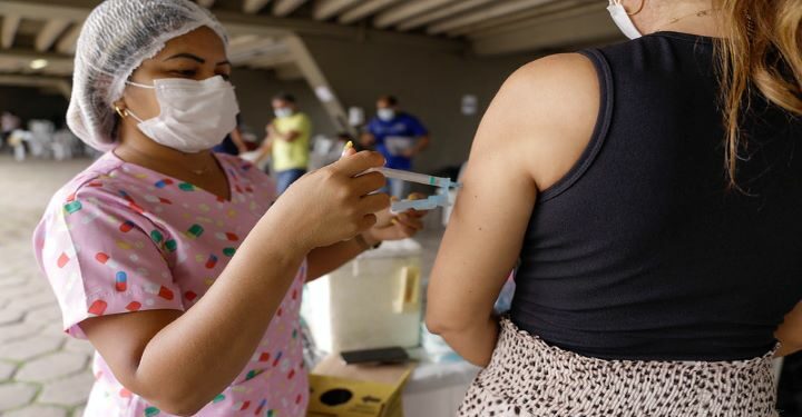 Brasil registra a menor média de mortes por Covid-19 dos últimos 18 meses