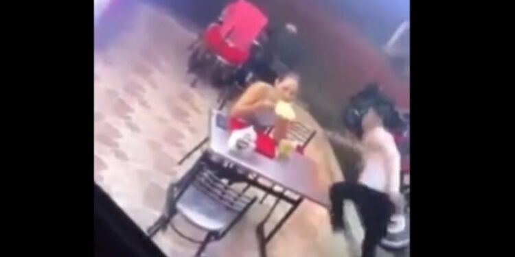 VÍDEO: Mulher não para de comer durante assalto em lanchonete; já o namorado dela foge
