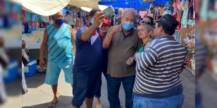 Amazonino é festejado na feira de Aparecida