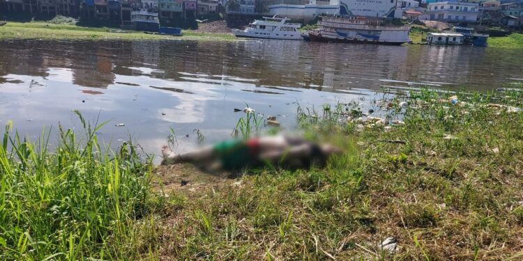 Corpo é encontrado boiando com os pés e mãos amarrados, no Educandos