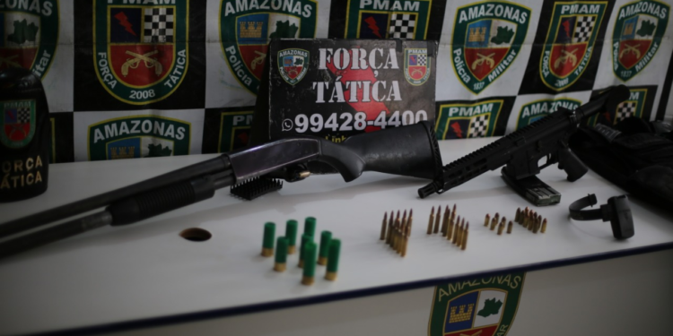Suspeito confronta polícia com fuzil e morre ao ser baleado, na zona Norte de Manaus