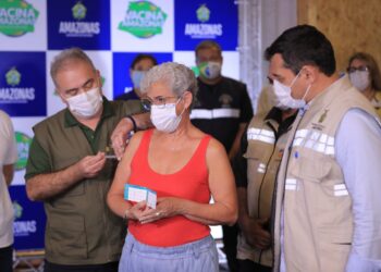 Wilson Lima e Marcelo Queiroga acompanham vacinação contra Covid-19 em shopping de Manaus