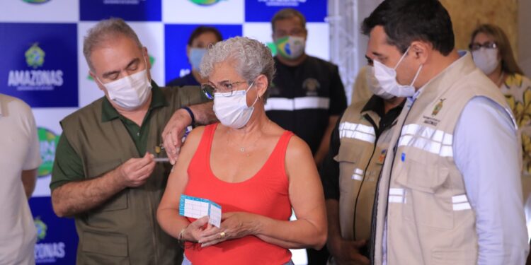 Wilson Lima e Marcelo Queiroga acompanham vacinação contra Covid-19 em shopping de Manaus