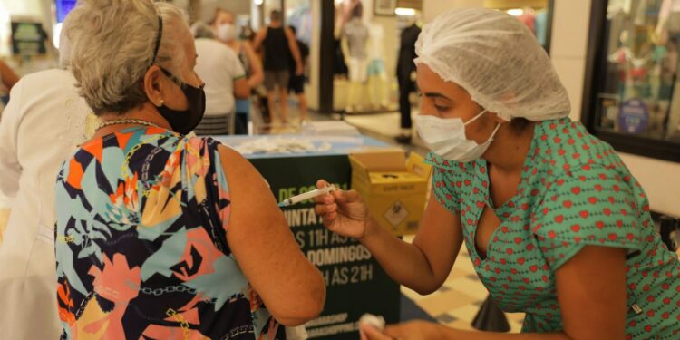 Vacinação nos shoppings de Manaus vão até 15 de dezembro