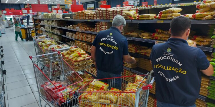 Mais de meia tonelada de alimentos vencidos são apreendidos em supermercado, na zona Sul de Manaus