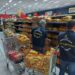 Mais de meia tonelada de alimentos vencidos são apreendidos em supermercado, na zona Sul de Manaus