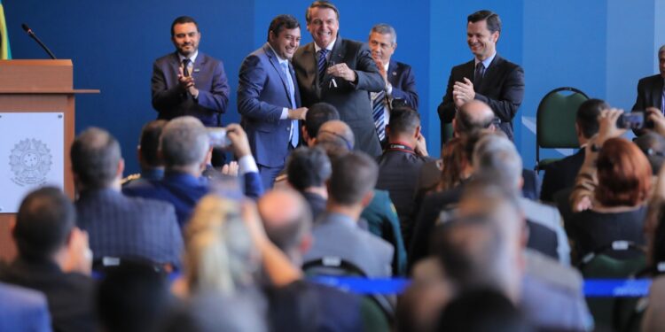 Wilson Lima recebe viaturas de Bolsonaro para reforçar o combate à criminalidade na região de fronteira