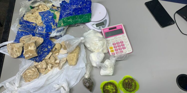 Casal é preso quando recolhia dinheiro das bocas de fumo do São José; drogas e dinheiro são apreendidos