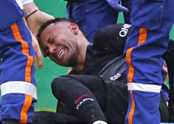 VÍDEO: Neymar sofre forte contusão no tornozelo e sai de jogo do PSG chorando, em uma maca