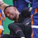 VÍDEO: Neymar sofre forte contusão no tornozelo e sai de jogo do PSG chorando, em uma maca