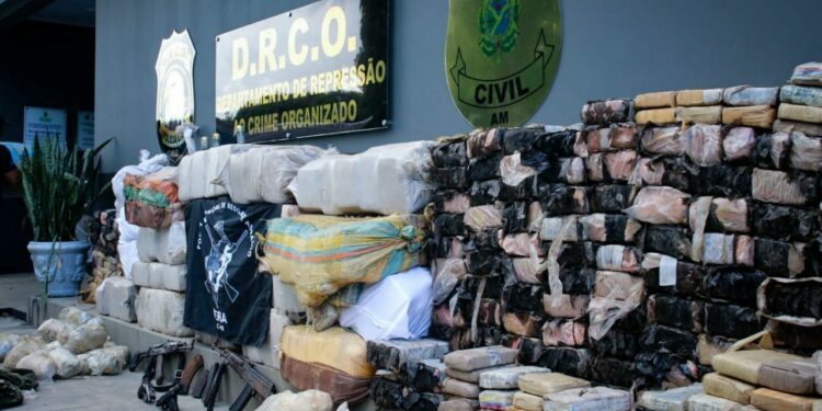 Duas toneladas de drogas, fuzis e granadas são apreendidos em operação no Amazonas