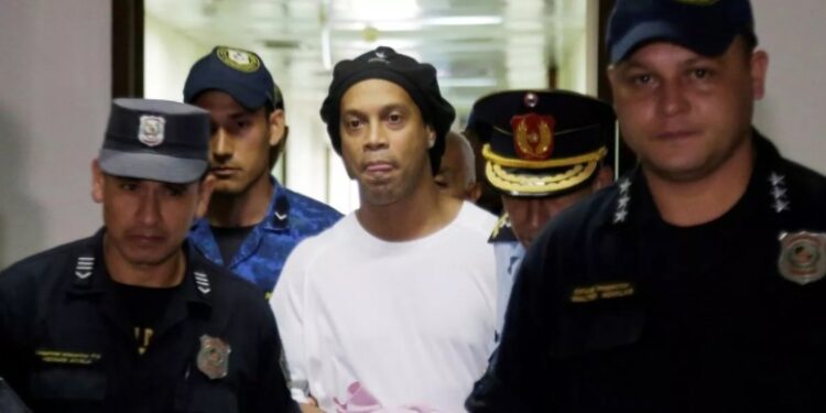 Ronaldinho gaúcho pode parar na cadeia por não pagar pensão a ex-noiva