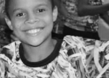 Menino morre baleado enquanto brincava de ‘esconde-esconde’ em quadra esportiva