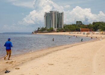 Praia da Ponta Negra tem acesso liberado para banhista todos os dias