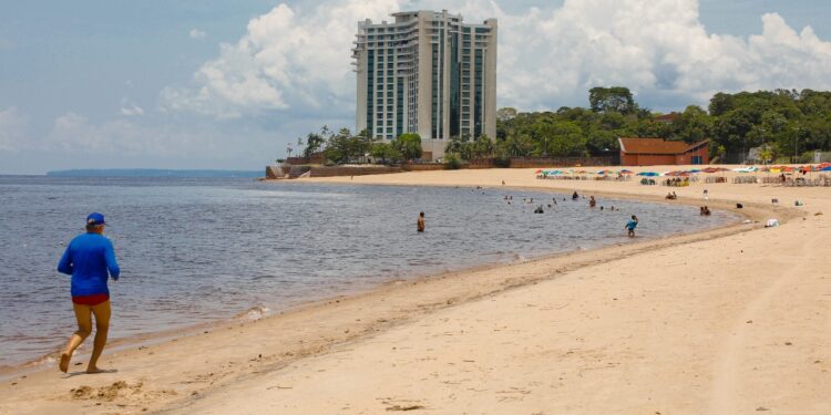 Praia da Ponta Negra tem acesso liberado para banhista todos os dias