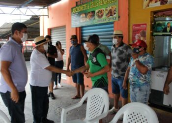 Amazonino Mendes passa o sábado em corpo a corpo na Zona Leste