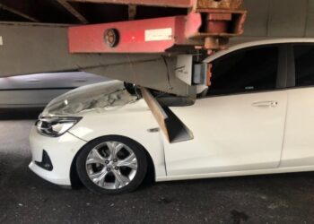 Veículo vai parar embaixo de carreta em acidente no viaduto do São José