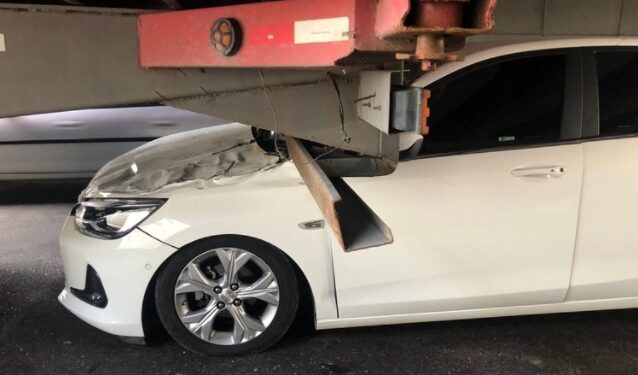 Veículo vai parar embaixo de carreta em acidente no viaduto do São José