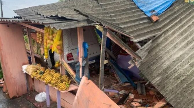 Carro invade banca de frutas e atinge duas crianças, na zona Norte de Manaus
