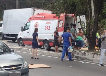 Grave acidente entre moto e caminhão deixa mulher com perna dilacerada, na zona Sul de Manaus