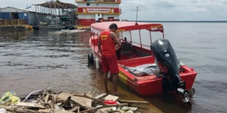 Adolescente morre afogado ao mergulhar durante festa em flutuante, em Manaus