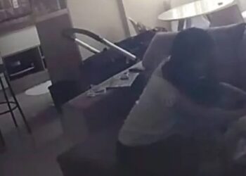 Flagrante: Babá é presa por sufocar bebê de 5 meses enquanto cuidava dele